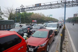 Giao thông chiều cuối năm: Bến xe, tuyến đi cửa ngõ đông nhưng không tắc 