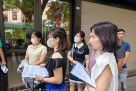 Phụ huynh nộp đơn kiến nghị trong vụ đề Toán bị in mờ trước đó. (Ảnh: Hoài Nam/Vietnam+)