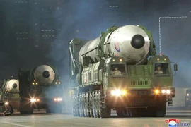 Tên lửa đạn đạo liên lục địa Hwasong-17 của Triều Tiên được giới thiệu tại lễ diễu binh kỷ niệm 90 năm Ngày thành lập Quân đội, ở Bình Nhưỡng ngày 25/4. (Ảnh: AFP/TTXVN)