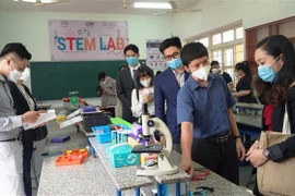Các đại biểu tham quan quy trình giảng dạy tại phòng STEM LAB - Trường trung học cơ sở thị trấn Tân Châu, Tây Ninh. (Ảnh: Thanh Tân/TTXVN)