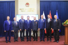 Thiếu tướng Bùi Hải Sơn, Quyền Trưởng Ban Quản lý Lăng Chủ tịch Hồ Chí Minh, với các đại biểu được trao tặng phần thưởng cao quý của Nhà nước Việt Nam. (Ảnh: Trần Hiếu/TTXVN)