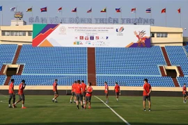 Các cầu thủ đội tuyển U23 Singapore đến tham quan sân Thiên Trường. (Ảnh: Công Luật/TTXVN)