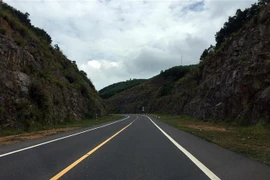 Tuyến đường cao tốc La Sơn-Túy Loan được xây dựng đi qua địa hình đồi núi phức tạp. (Ảnh: Đỗ Trưởng/TTXVN)