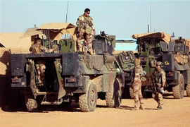Binh sỹ thuộc Lực lượng đặc nhiệm Takuba của châu Âu chống thánh chiến ở khu vực Sahel châu Phi được triển khai tại Menaka, Mali. (Ảnh: AFP/TTXVN)