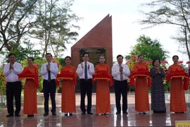 Phó Thủ tướng Thường trực Chính phủ Phạm Bình Minh cắt băng khánh thành công trình chỉnh trang Nghĩa trang Hàng Keo. (Ảnh: TTXVN phát)