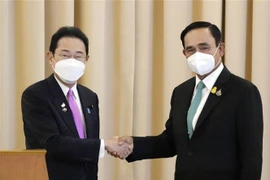 Thủ tướng Thái Lan Prayut Chan-o-cha (phải) trong cuộc gặp Thủ tướng Nhật Bản Kishida Fumio ngày 2/5. (Ảnh: Kyodo/TTXVN)