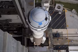 Tàu vũ trụ CST-100 Starliner của Boeing được gắn vào tên lửa đẩy Atlas V tại trung tâm phóng tàu vũ trụ ở Mũi Canaveral, Florida, Mỹ. (Ảnh: AFP/TTXVN)