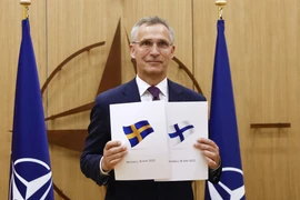 Tổng Thư ký NATO Jens Stoltenberg cùng đơn xin gia nhập NATO của Phần Lan và Thụy Điển. (Ảnh: AFP/TTXVN)