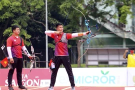 Cung thủ Nông Văn Linh (Việt Nam) thi đấu nội dung bắn cung 1 dây trong trận tranh huy chương Vàng với Indonesia. (Ảnh: Tuấn Đức/TTXVN)