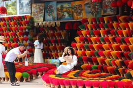 Khách tham quan làng Thủy Xuân. thành phố Huế. (Ảnh: Tường Vi/TTXVN)