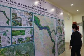 Người dân xem đồ án quy hoạch sông Đuống tỷ lệ 1/5.000. (Ảnh Mạnh Khánh/TTXVN)
