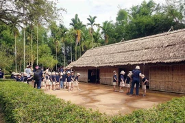 Các em học sinh về tham quan làng Hoàng Trù, quê ngoại Chủ tịch Hồ Chí Minh. (Ảnh: Tá Chuyên/TTXVN)