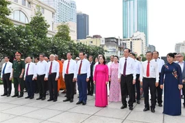 Lãnh đạo Thành phố Hồ Chí Minh dâng hương Chủ tịch Hồ Chí Minh tại Công viên tượng đài Bác Hồ (Phố đi bộ Nguyễn Huệ Quận 1). (Ảnh: Thanh Vũ/TTXVN)