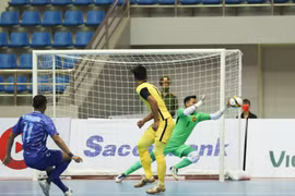 Thủ môn đội Thái Lan cản phá thành công pha dứt điểm của Muhammad Azri Bin Rahman (số 11 - Malaysia). (Ảnh: Thanh Tùng/TTXVN)