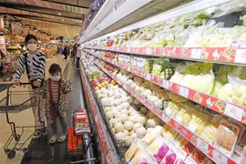 Người dân mua sắm tại siêu thị Aeon Long Biên, Hà Nội. (Ảnh: Trần Việt/TTXVN)