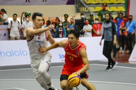 Pha dẫn bóng của Võ Kim Bản (11, Việt Nam) trong trận ra quân của đội tuyển Bóng rổ nam Việt Nam (áo đỏ) thắng Campuchia (áo trắng) với tỷ số 22-11. (Ảnh: Tuấn Đức/TTXVN)