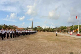 Cán bộ, chiến sỹ các đơn vị trên xã đảo Song Tử Tây bỏ phiếu bầu cử sớm. (Ảnh: Trần Lê Lâm/TTXVN)