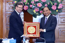 Thủ tướng Nguyễn Xuân Phúc tặng quà cho ông Alexander C. Feldmen, Chủ tịch, kiêm Tổng giám dốc điều hành Hội đồng kinh doanh Hoa Kỳ-ASEAN. (Ảnh: Thống Nhất/TTXVN)