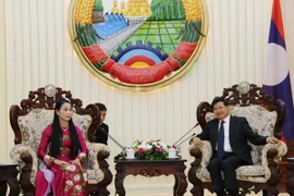 Thủ tướng Lào Thongloun Sisulith tiếp Bí thư tỉnh ủy Vĩnh Phúc Hoàng Thị Thúy Lan. (Ảnh: Xuân Tú/TTXVN)