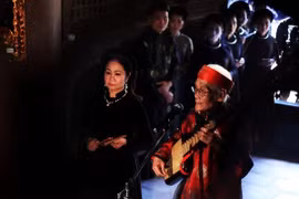 Nghệ nhân ưu tú Nguyễn Phú Đẹ (phải) trong lĩnh vực ca trù được đề nghị xét tặng danh hiệu nghệ nhân nhân dân. (Ảnh: TTXVN)