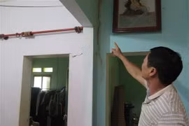 Nhà ông Đặng Quốc Tuấn(tổ 14 thị trấn Trại Cau, huyện Đồng Hỷ) bị nứt do rung chấn. (Ảnh: Quân Trang/TTXVN)