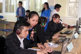 Người lao động tìm việc qua sàn giao dịch online. (Ảnh: Đồng Thúy/TTXVN)