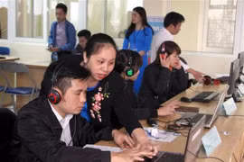 Người lao động tìm việc qua sàn giao dịch online. (Ảnh: Đồng Thúy/TTXVN)