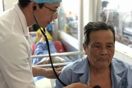 Bác sỹ thăm khám cho bệnh nhân sau phẫu thuật. (Ảnh:TTXVN phát)