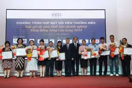 VCCI Cần Thơ trao chứng nhận kết nạp hội viên mới cho hơn 30 doanh nghiệp. (Nguồn: msn.com)