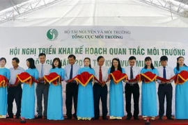 Các đại biểu cắt băng khánh thành Trạm Vùng tác động Tây Nam bộ. (Ảnh: Thanh Liêm/TTXVN)