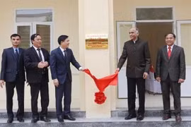 Ngài Pavathaneni, Đại sứ Ấn Độ, cùng lãnh đạo tỉnh Vĩnh Phúc cắt băng khánh thành nhà ăn bán trú. (Ảnh: Nguyễn Thảo/TTXVN)