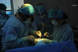 Một ca phẫu thuật. (Ảnh: Minh Đức/TTXVN)