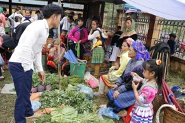 Chợ quê của người Mông xã Nà Hẩu, huyện Văn Yên (Yên Bái) diễn ra tại khuôn viên Trụ sở xã Nà Hẩu vào dịp Lễ hội Tết rừng. (Ảnh: Việt Dũng/TTXVN)