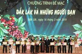 Ban tổ chức trao hoa và bằng khen cho các nhà tài trợ, các đoàn tham gia lễ hội. (Ảnh: Phạm Cường/TTXVN)