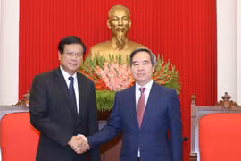 Trưởng Ban Kinh tế Trung ương Nguyễn Văn Bình và nguyên Thủ tướng Lào, Viện trưởng Viện Nghiên cứu Kinh tế quốc gia Lào Bouasone Bouphavanh. (Ảnh: Phương Hoa/TTXVN)