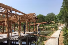 Tháo dỡ hai ngôi nhà xây dựng trái phép. (Ảnh : Đoàn Hữu Trung/TTXVN)