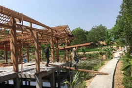Tháo dỡ hai ngôi nhà xây dựng trái phép. (Ảnh : Đoàn Hữu Trung/TTXVN)