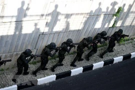 Cảnh sát Malaysia trong một chiến dịch truy quét khủng bố. (Nguồn: AFP/TTXVN)