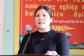 Bà Cao Thị Hòe phát biểu tại buổi đối thoại với học sinh nhà trường. (Ảnh: Thanh Thương/TTXVN)