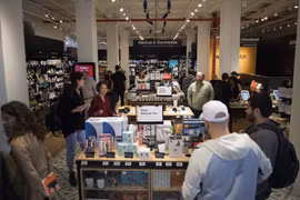 Khách hàng mua sắm tại cửa hàng bán lẻ 4 sao đầu tiên của Amazon ở Manhattan, New York, Mỹ ngày 27/9/2018. (Nguồn: AFP/TTXVN)