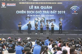 Các nhóm tình nguyện viên ra quân khởi động chiến dịch Giờ Trái đất 2019. (Ảnh:Hoàng Hải/TTXVN)