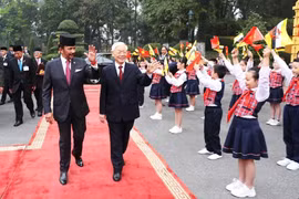 Tổng Bí thư, Chủ tịch nước Nguyễn Phú Trọng đón Quốc vương Brunei Hassanal Bolkiah. (Ảnh: Trí Dũng/TTXVN)