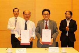 Ông Kawaue Junichi, Tổng Lãnh sự Nhật Bản tại Thành phố Hồ Chí Minh cùng ông Danh Út, Chủ tịch Liên hiệp các tổ chức hữu nghị tỉnh Kiên Giang ký kết hợp đồng viện trợ dự án hỗ trợ trang bị thiết bị y tế cho Phòng khám đa khoa khu vực Lại Sơn, huyện Kiên H