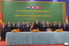 Các đại biểu chúc mừng thành công của hội nghị sau lễ ký biên bản. (Ảnh: Phan Minh Hưng/TTXVN)