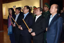 Phó Thủ tướng Chính phủ Vương Đình Huệ dâng hương tại Nhà tưởng niệm Bác Hồ thuộc Khu di tích lịch sử quốc gia đặc biệt địa điểm Chiến thắng Biên giới 1950 của huyện Thạch An. (Ảnh: Doãn Tấn/TTXVN)