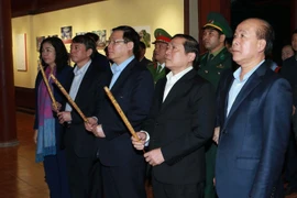 Phó Thủ tướng Chính phủ Vương Đình Huệ dâng hương tại Nhà tưởng niệm Bác Hồ thuộc Khu di tích lịch sử quốc gia đặc biệt địa điểm Chiến thắng Biên giới 1950 của huyện Thạch An. (Ảnh: Doãn Tấn/TTXVN)