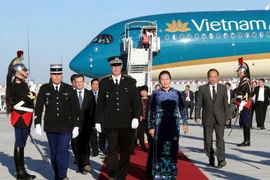 Quang cảnh lễ đón Chủ tịch Quốc hội Nguyễn Thị Kim Ngân tại sân bay Orly. (Ảnh: Trọng Đức/TTXVN)
