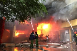 Ngọn lửa bùng phát lớn tại khu vực tầng 1. (Ảnh: Nguyễn Oanh/TTXVN)