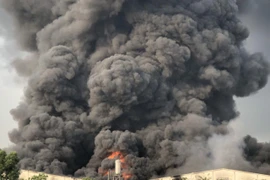 Hiện trường vụ cháy tại công ty sản xuất đèn cầy. (Ảnh: Thanh Tân/TTXVN)