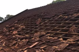 Lốc xoáy cuốn tốc mái khu văn phòng Ủy ban Nhân dân thành phố Bảo Lộc